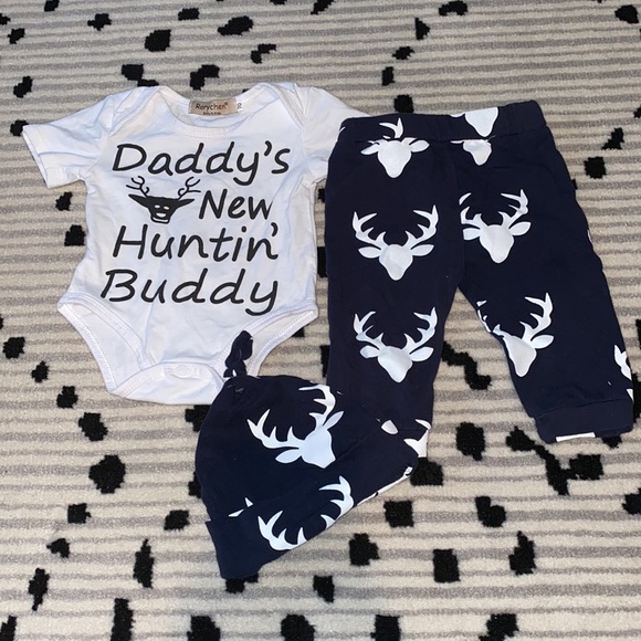 Outfit and onsie for babys who’s fathers hunt - Picture 3 of 3